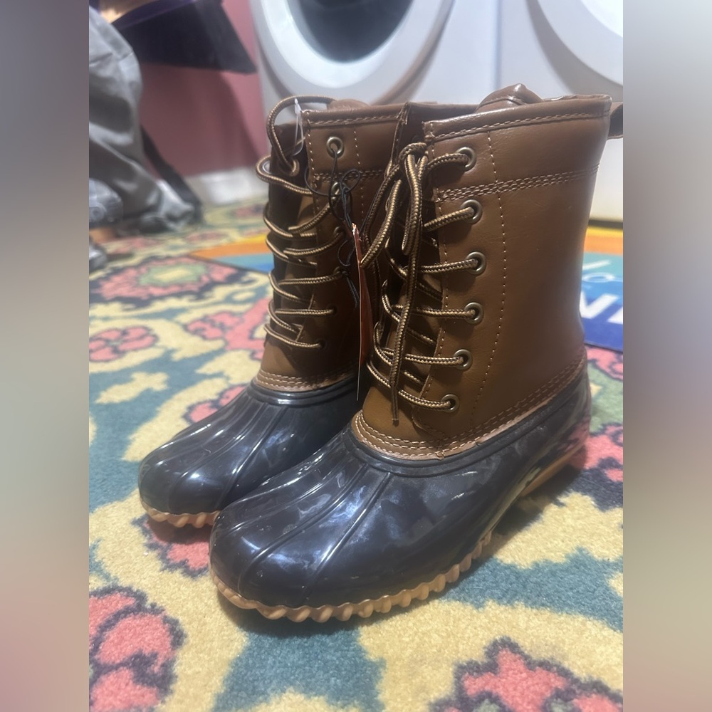 Sporto Tan and Black Duck Boots